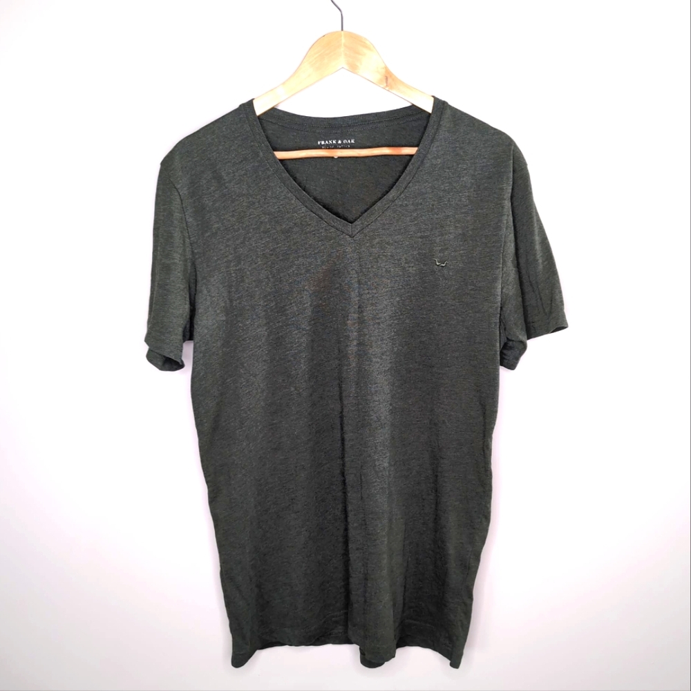 Frank & Oak Classic Preppy Collegiate Old Money Crest V-Neck Shirt XL